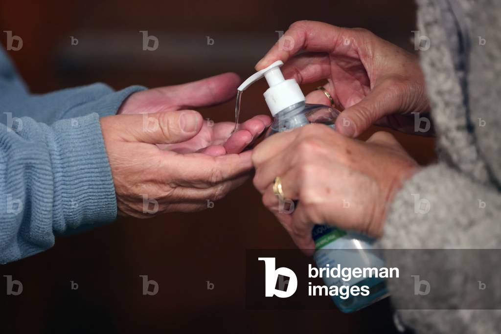 Catholic mass celebration during the COVID-19 epidemic, France, 2020 (photo)