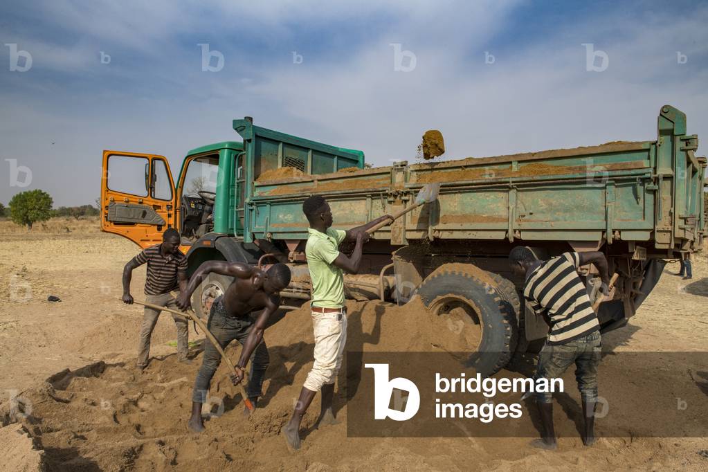 Workers loading earth in Savanes province, Togo, 2019 (photo)
