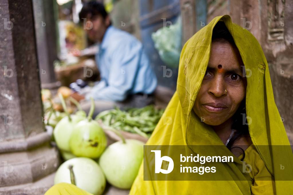 Woman at a vegetable market in Varanasi, Varanasi, Inde