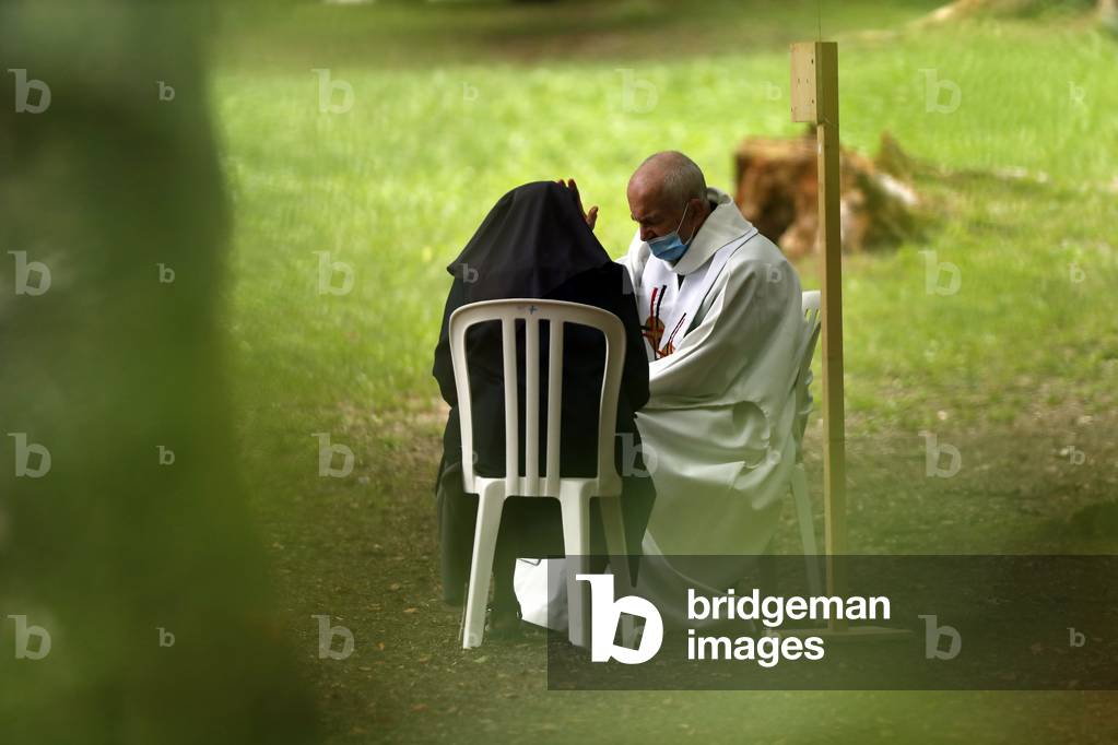 Holy confession during the Covid-19 epidemic, Sanctuary of La Bénite Fontaine, France, 2020 (photo)