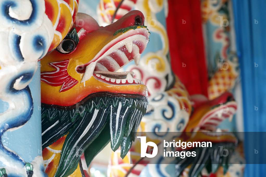 Cao Dai temple,  Ornate dragon column, Cai be, Vietnam (photo)