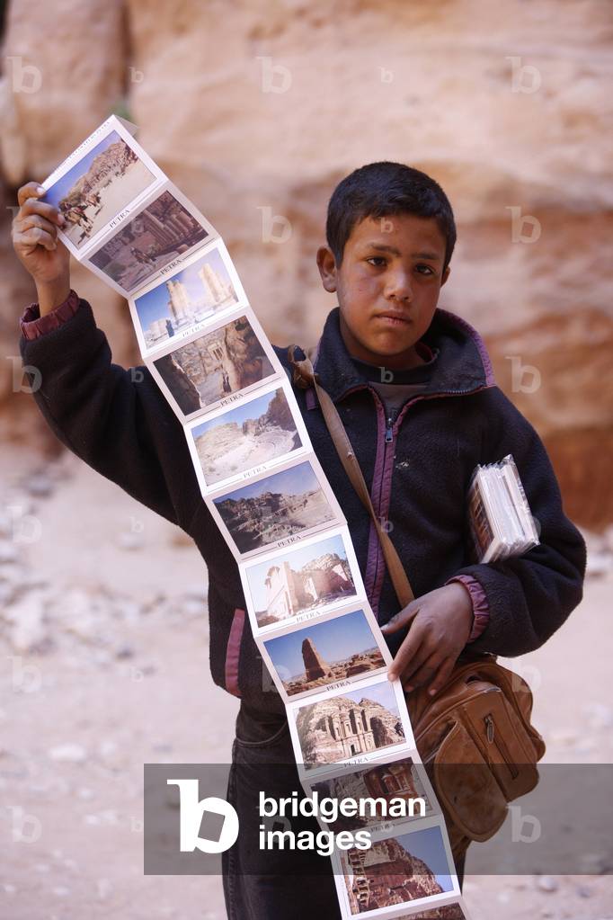Petra archaeological site : boy selling postcards to tourists, Petra, Jordanie