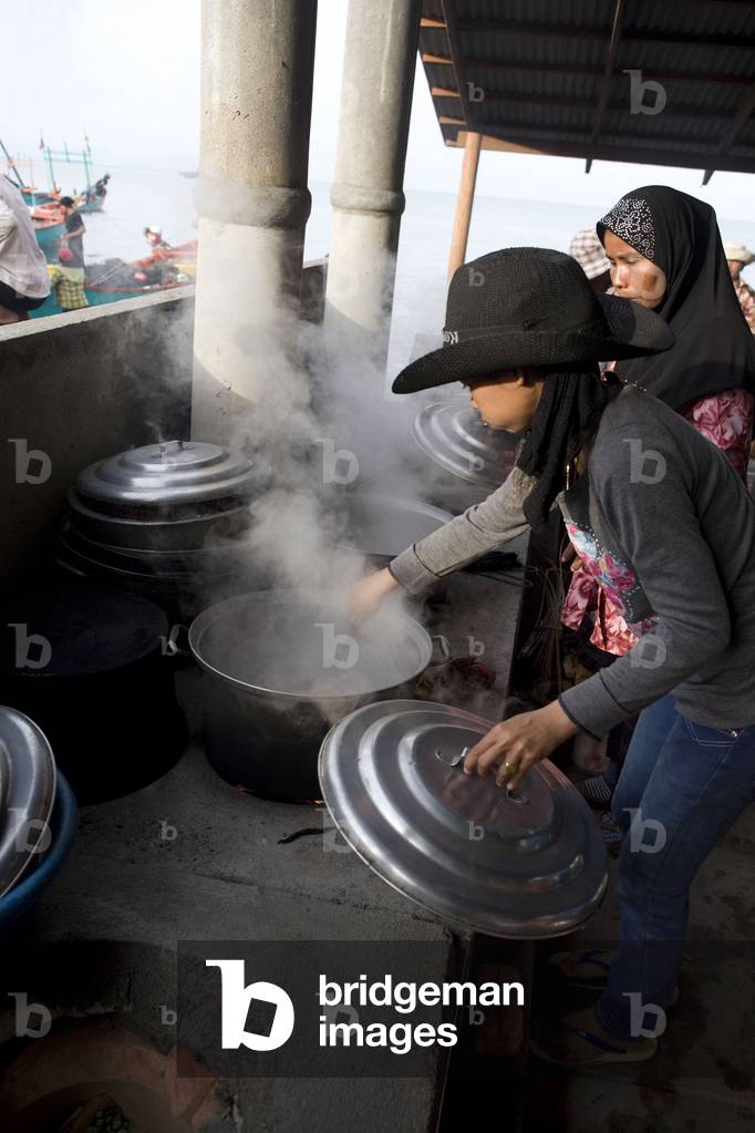 Cambodia, Kep : Woman cooking crabs - Kep crabs marke
