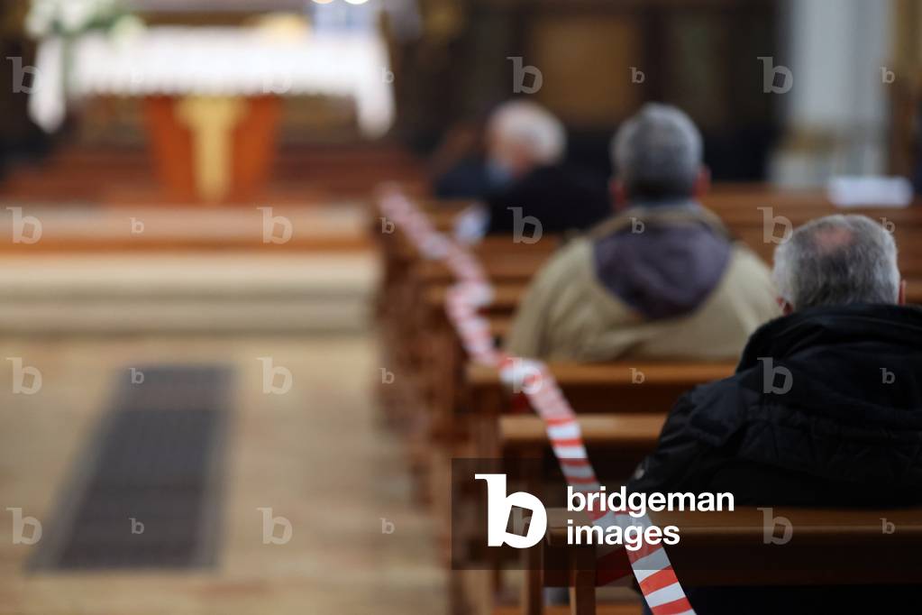 Catholic mass celebration during the COVID-19 epidemic, Annecy, France, 2020 (photo)