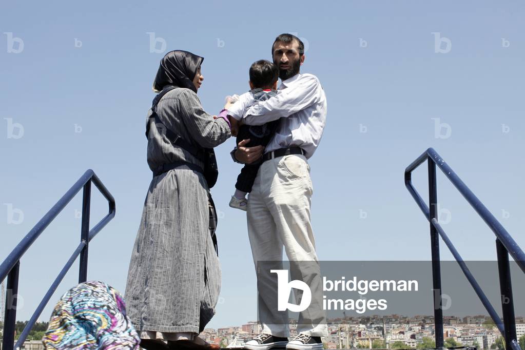 Couple and child on a jetty Istanbul Turquie