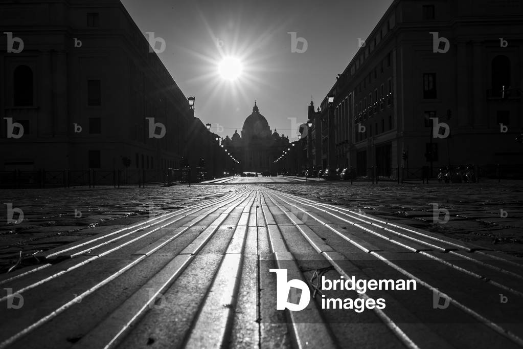 Lockdown in Saint Peter's square during COVID-19 epidemic, Rome, Italy, 2020 (photo)