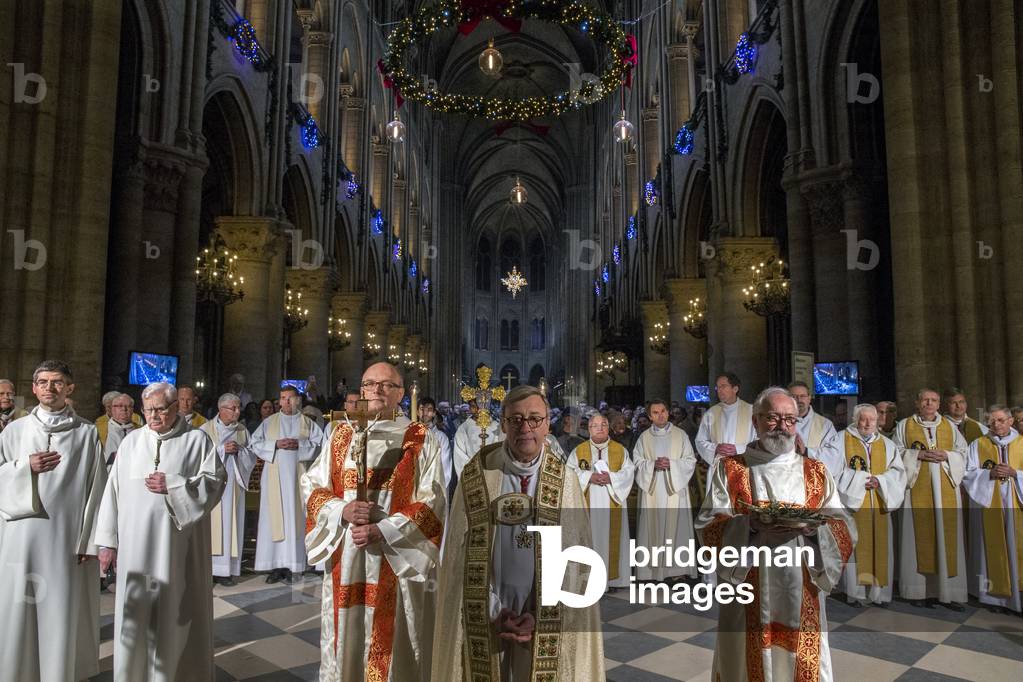 Paris, France, Waiting for the new Paris archbishop at Notre Dame cathedral (photo)