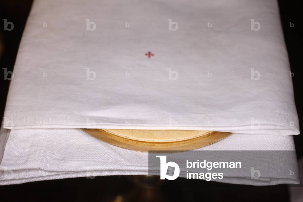 Host and paten, Le Chesnay, France