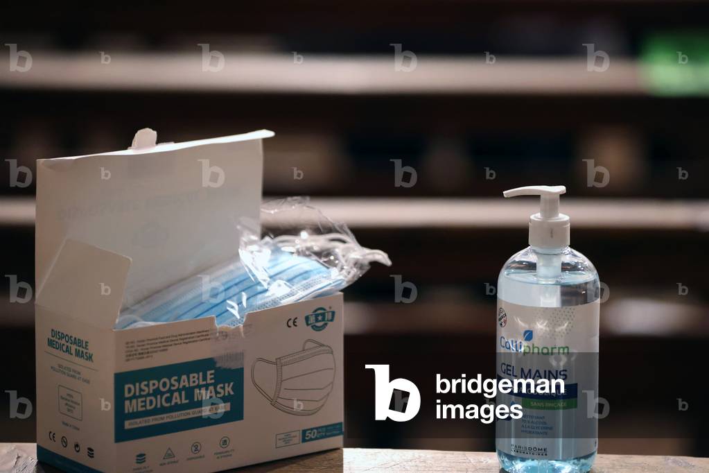 Catholic mass celebration during the COVID-19 epidemic, France, 2020 (photo)