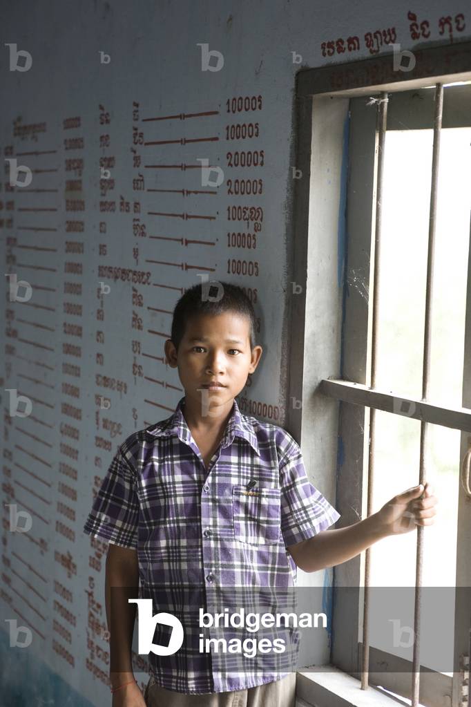 Cambodia, Kep : Young cambodian boy in a templ