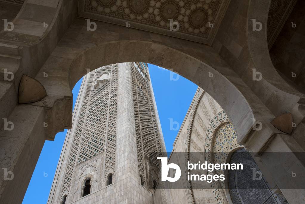 Minaret de la Mosquee Hassan II, d'une hauteur de 200 m, Ses facades sont decorees de marbre dispose sous forme de dentelles serties de zellije, Casablanca, Maroc (photo)