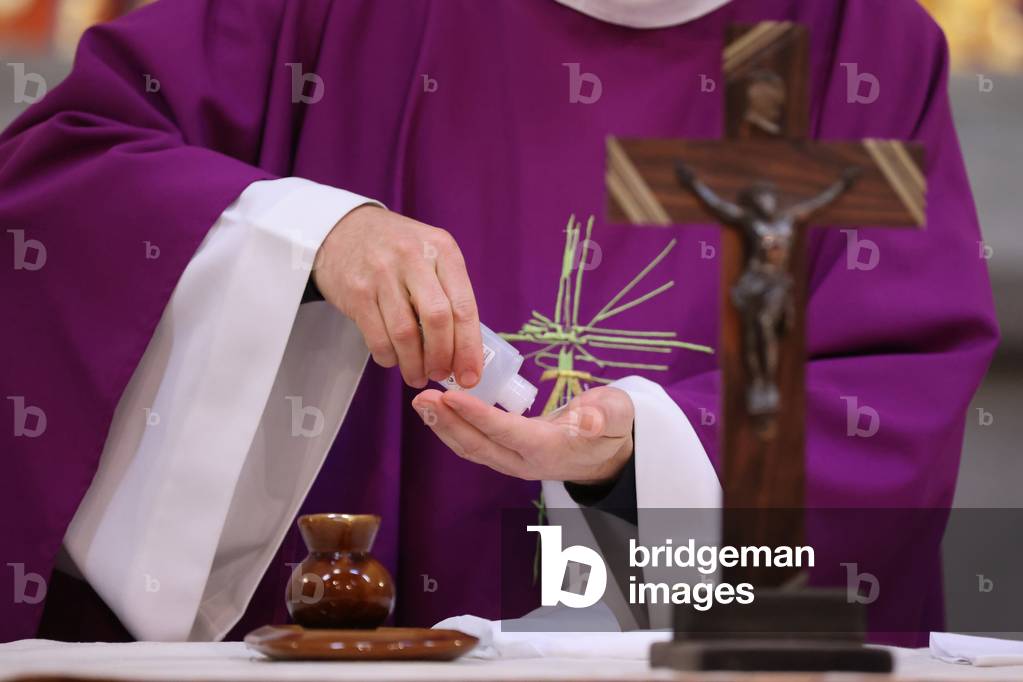 Catholic mass celebration during the COVID-19 epidemic, France, 2020 (photo)