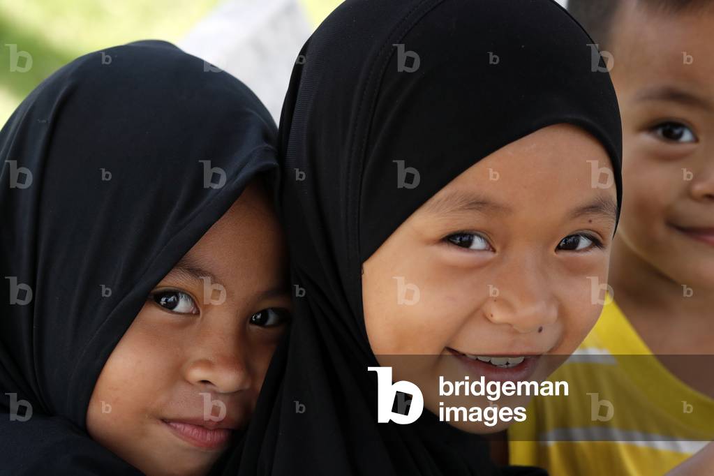 Muslim girls with abaya at Islamic school Chau Doc, Vietnam (photo)
