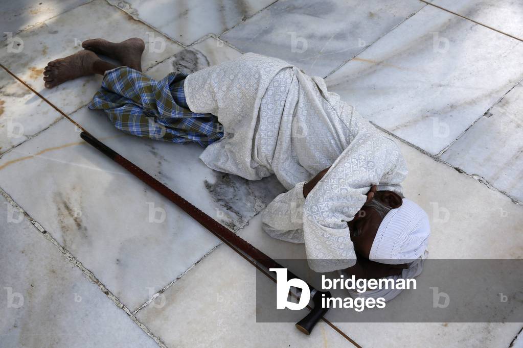 Ajmer Sharif dargah, Rajasthan. Muslim sleeping. India