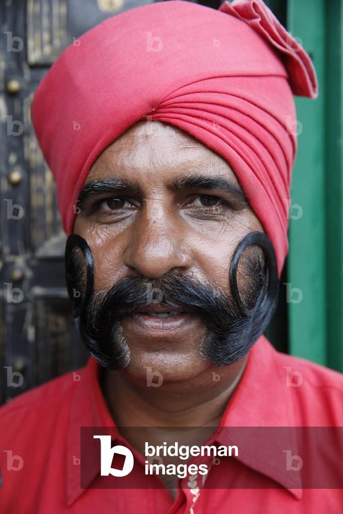 Restaurant doorman in Delhi, India (photo)