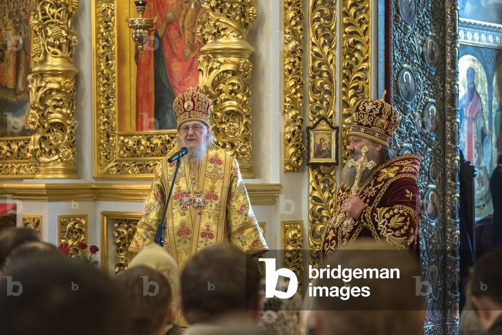 Orthodox mass in Dormition cathedral (Ouspensky sobor), Kiev, Ukraine (photo)
