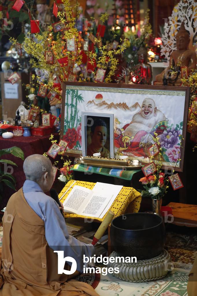 Chua Tu An Buddhist temple, Monk at buddhist ceremony, SInging bowl, Saint-Pierre en Faucigny, France (photo)