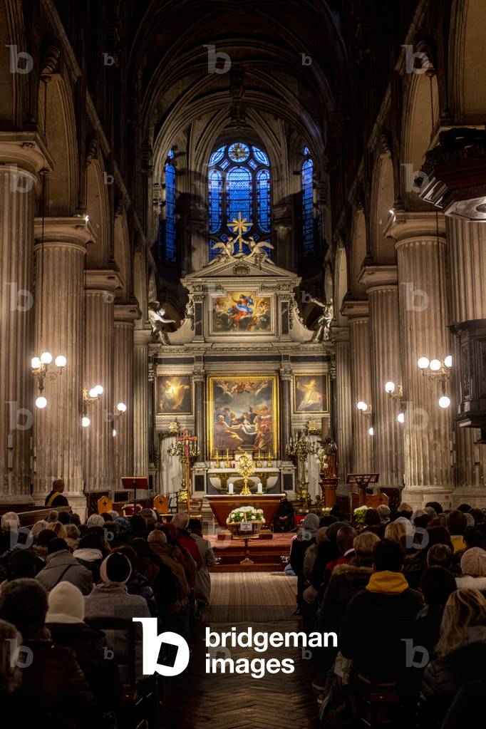 Holy sacrament adoration in Saint Nicolas des Champs church, Paris, France (photo)