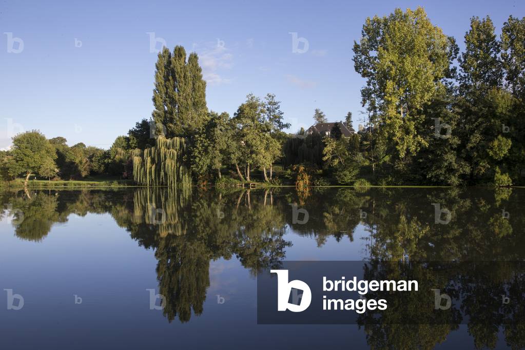 Sarthe river in Solesme, France (photo)