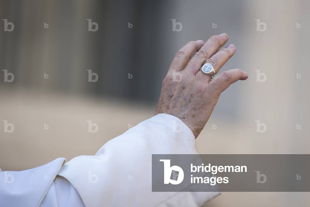 Pope Francis leaving on his Popemobile after his weekly general audience in St. Peter's Square at the Vatican, 2019 (photo)