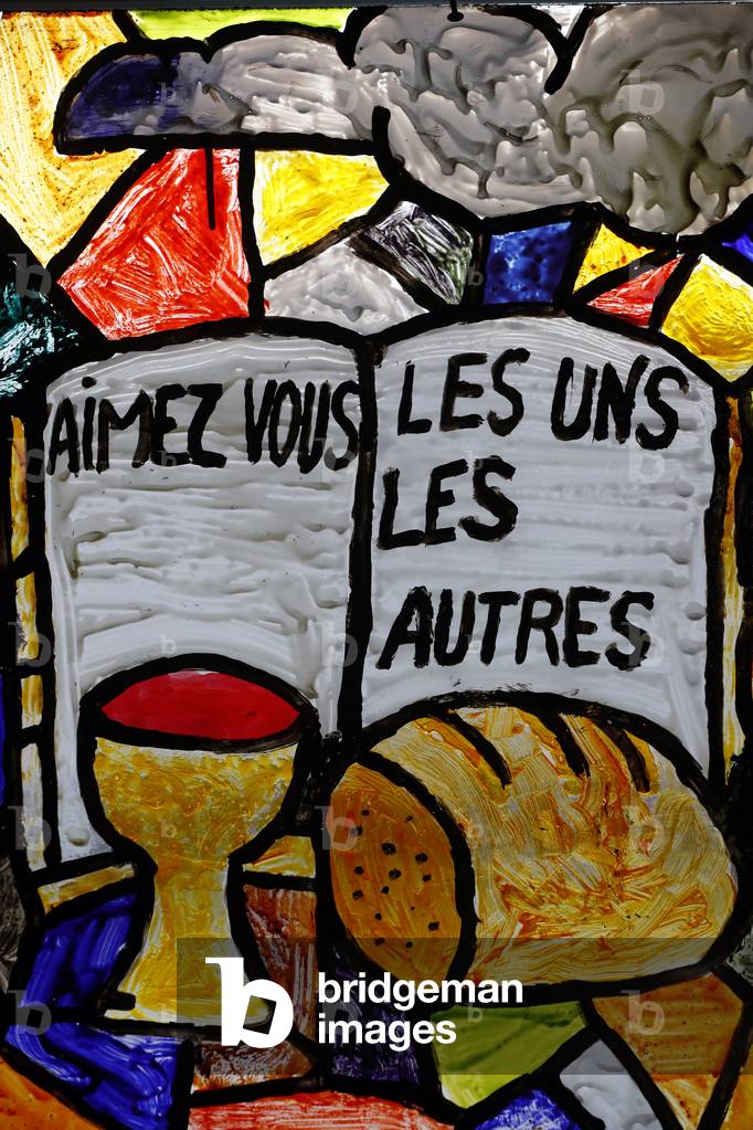 Stained glass window, Aimez-vous les uns les autres, Cluses, France (photo)