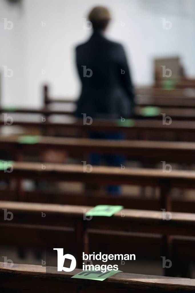 Catholic mass celebration during the COVID-19 epidemic, France, 2020 (photo)