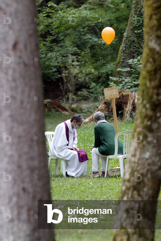 Holy confession during the Covid-19 epidemic, Sanctuary of La Bénite Fontaine, France, 2020 (photo)