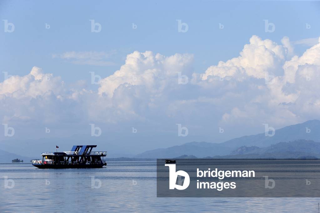 20151104, Nam Ngum, Laos : Nam Ngum lake. Ferry Boat. Landscape
