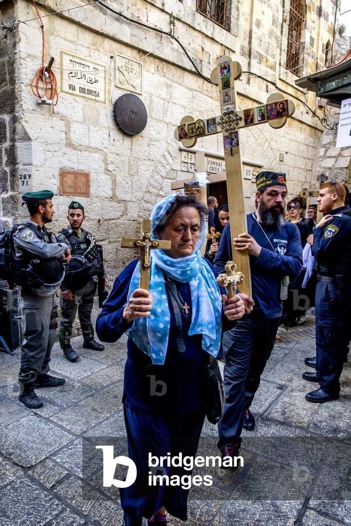 Orthodox Good Friday procession in Jerusalem, Israel. (photo)