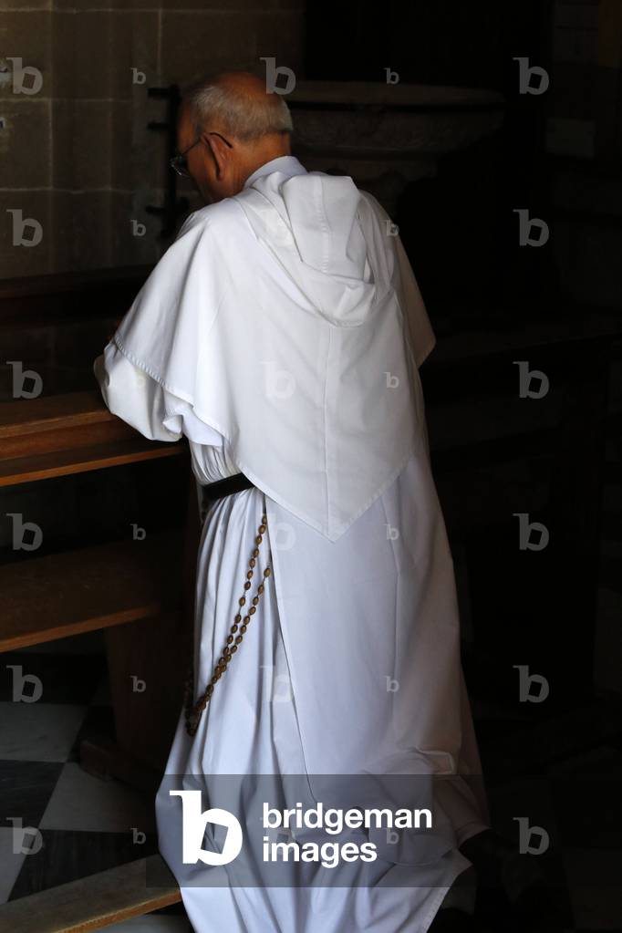 Dominican priest praying in the basilica di Santa Maria della Coltura, Parabita, Apulia, Parabita, Italie