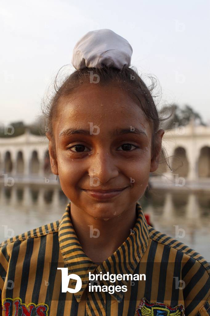 Bangla Sahib Gurdwara, New DelhiYoung sikh wearing a rishi knot cover, Delhi, India
