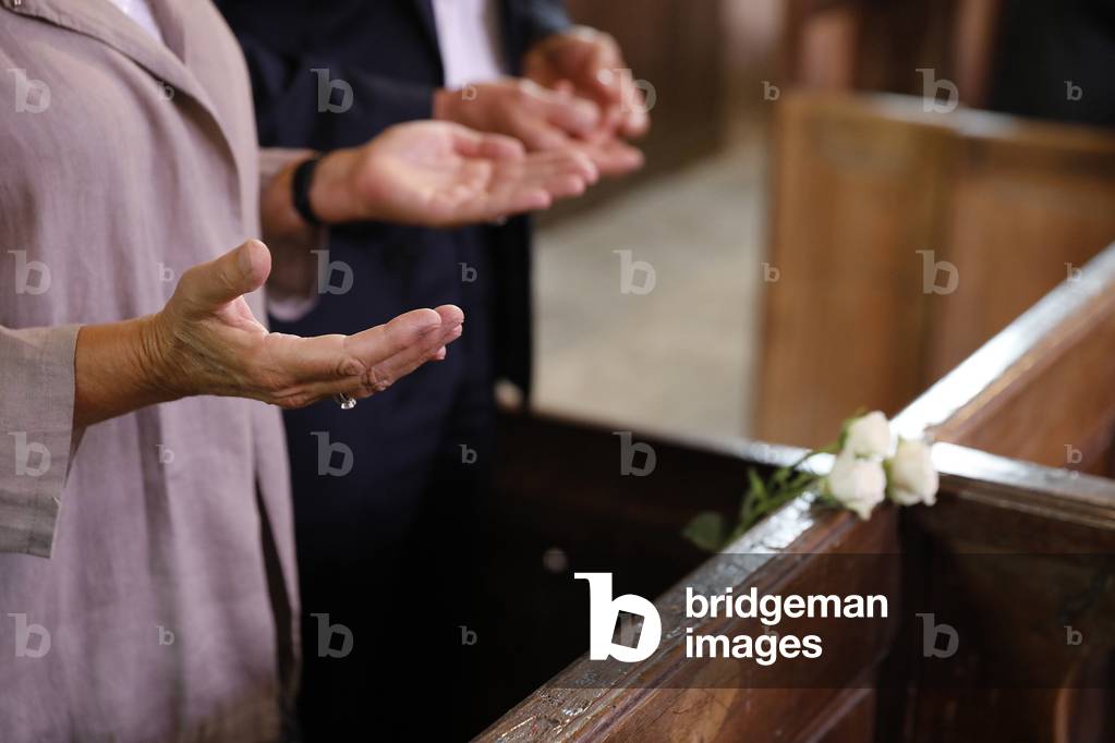 Catholic funeral in Gilles, Eure-et-Loir. Our Father prayer