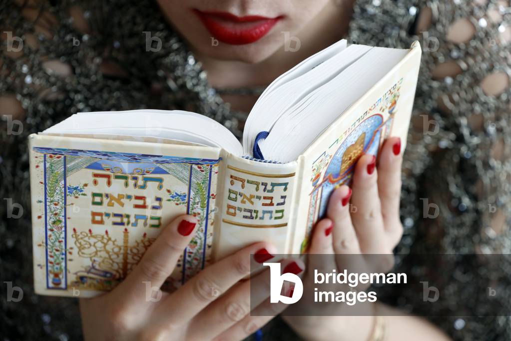 Jewish woman reading the Torah.  (photo)