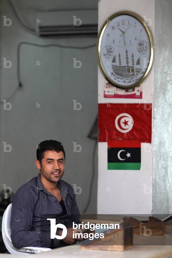 Money changer in a Tunisian town near the Lybian border, Ben Guerdane, Tunisie