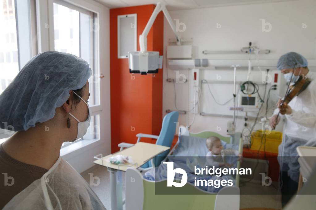 France, Val-de-Marne, Villejuif : French N,G,O, Musique et Sante (Music and Health), Music therapy in children's ward