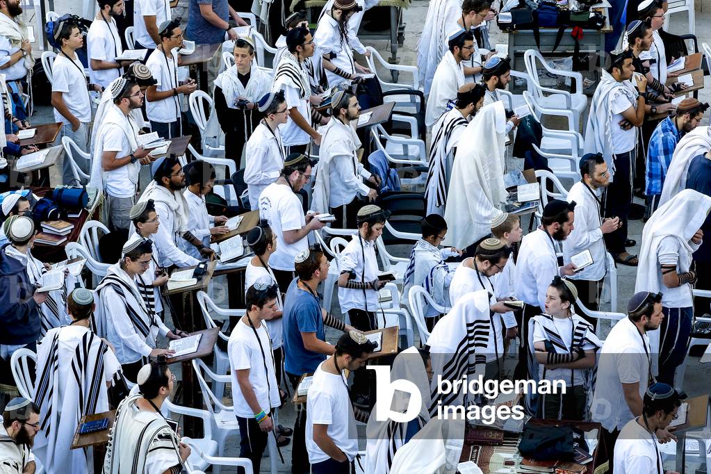 Group prayer at the western wall, Jerusalem, Israel. (photo)