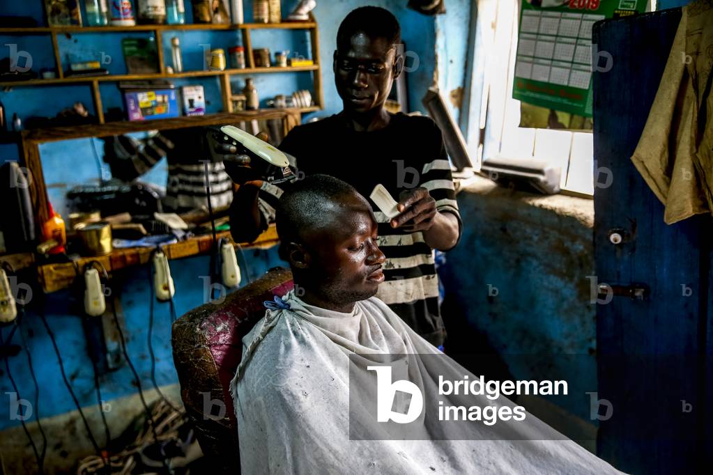 Hairdressing salon in Korbongou, Togo (photo)