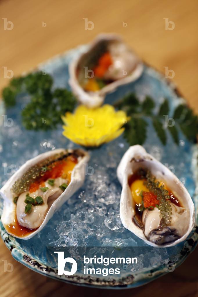 Japanese restaurant, Fresh oysters, Vietnam (photo)