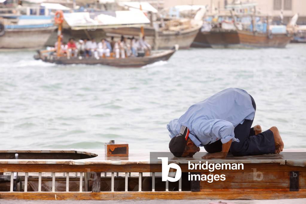 Praying muslim in Dubai harbour, Dubai, Emirats Arabes Unis