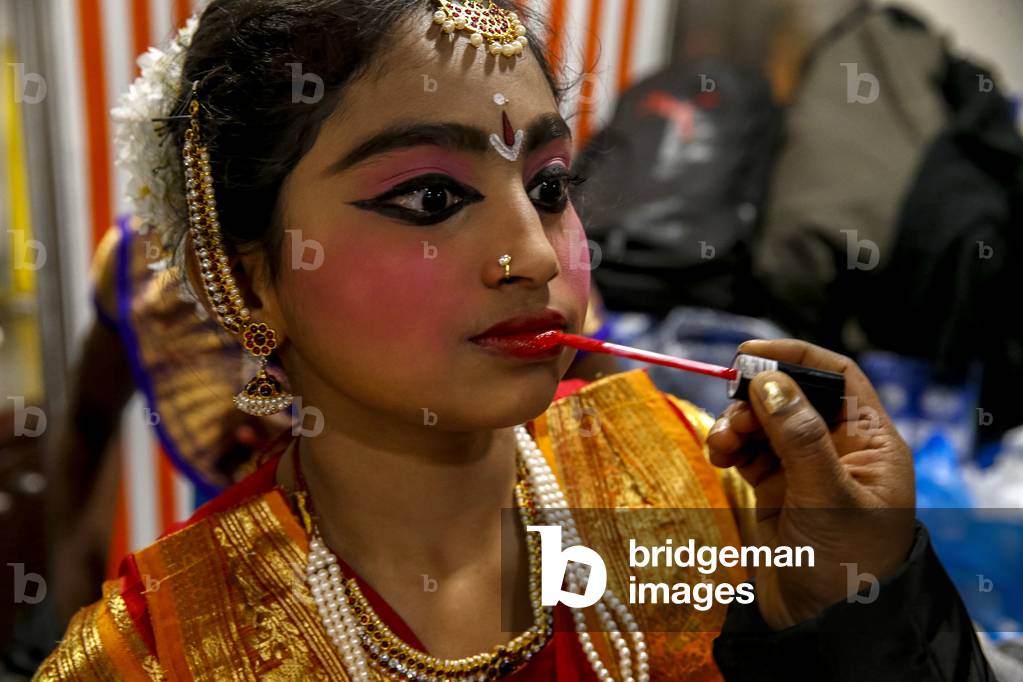 Shivaratri celebration at the Paris Ganesh Temple, France, Traditional dancer preparing for a show (photo)