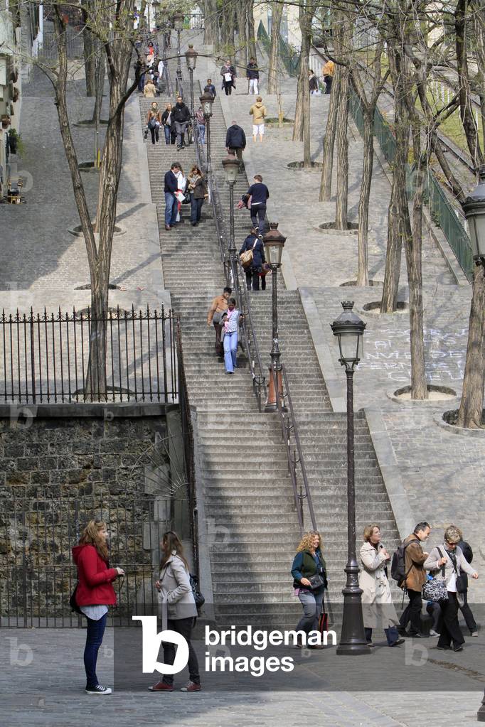 France, Ile-de-France, Paris : Tourists up and down the stairs