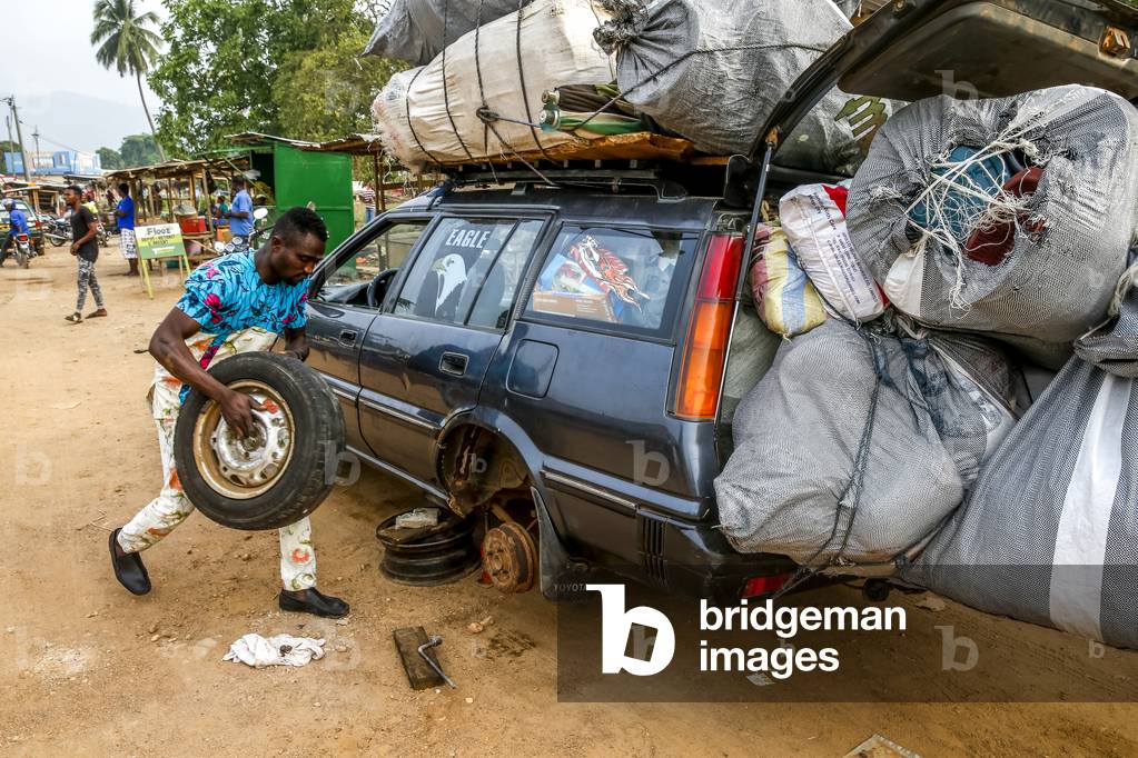 Tyre change in Kpalime, Togo, 2019 (photo)
