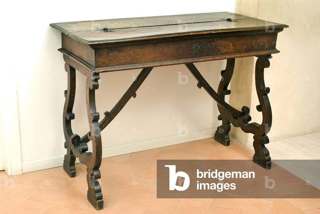 Writing desk, c.1600-1700 (walnut wood)