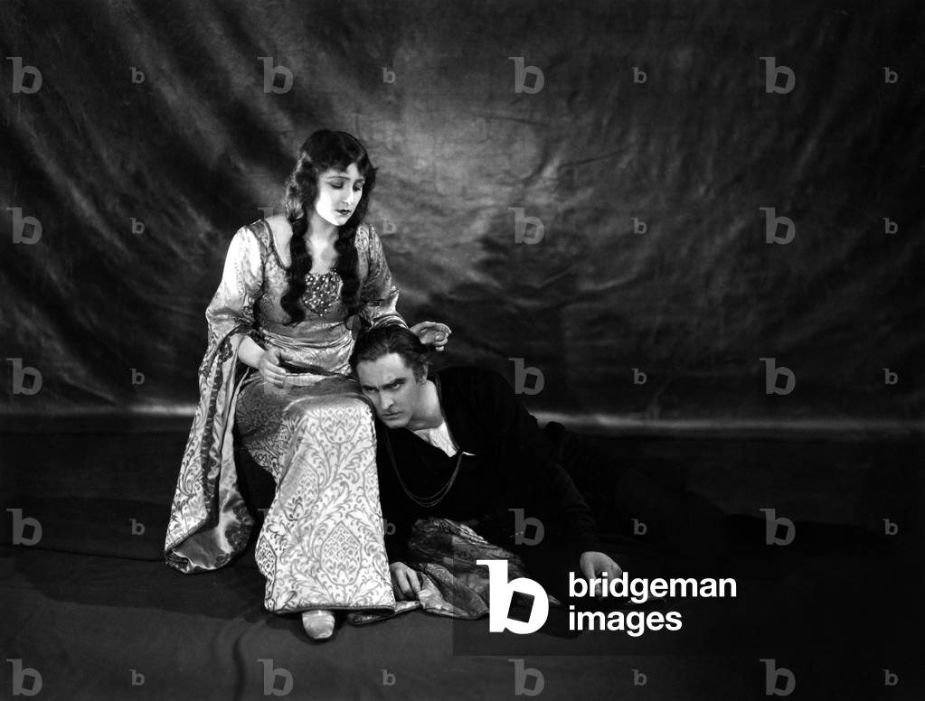 John Barrymore and Fay Compton as Hamlet and Ophelia in William Shakespeare's 'Hamlet, Prince of Denmark'