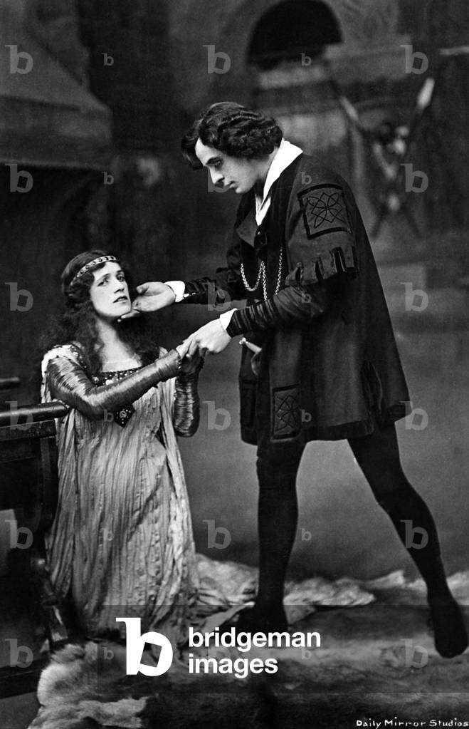 Matheson Lang as Hamlet and Hutin Britton as Ophelia in William Shakespeare 's Hamlet