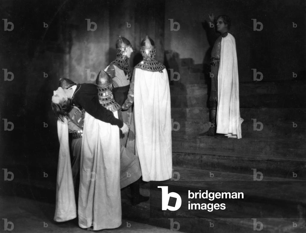John Barrymore  Hamlet mortally wounded in duel is carried aloft in William Shakespeare's 'Hamlet, Prince of Denmark'