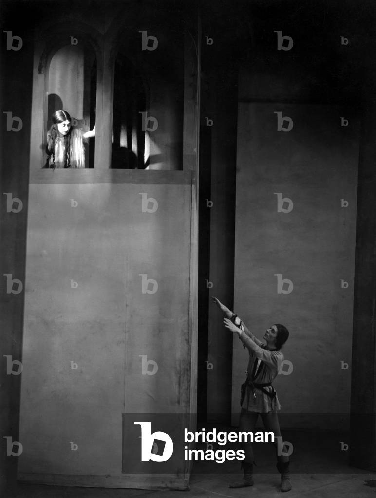 John Gielgud and Gwen Ffrangcon-Davies as Romeo and Juliet in William Shakespeare's 'Romeo and Juliet'