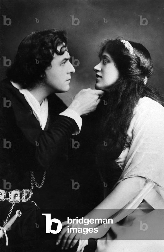 Matheson Lang as Hamlet and Hutin Britton as Ophelia in William Shakespeare 's Hamlet