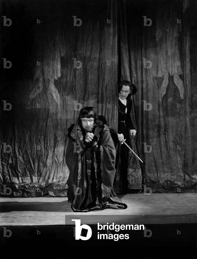 John Barrymore and Malcolm Keen as Hamlet and Claudius in William Shakespeare's 'Hamlet, Prince of Denmark'