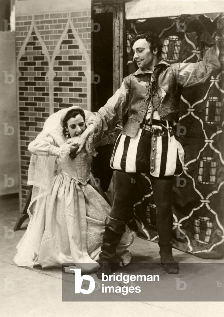 Ralph Richardson and Phyllis Thomas as Petruchio and Katherina in William Shakespeare's 'The Taming of the Shrew'